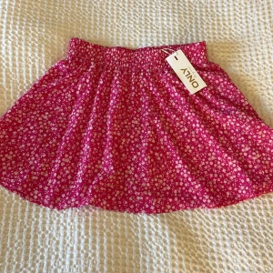 Rosa kjol med blommönster  - Rosa kjol med vitt blommönster från ONLY. Helt ny och oanvänd 💕