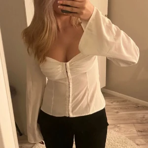 Blus - Säljer denna så så fina blus aktiga toppen i ny skick. Den är slutsåld på hemsidan. Perfekt nu inför varmare väder, hör av er vid intresse/ frågor annars går det bra att trycka på köp nu 🥂🤩💋