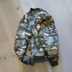 Militär färgad bomberjacka  - Säljer en jättefin bomber jacka i militär färg