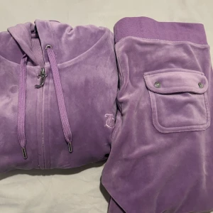 Juicy couture set sheer lilac - Säljer nu mitt lila juicy sett, endast använd 3/4 gånger. Toppen är storlek s och byxorna är storlek m.