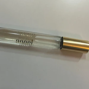 Victoria secret parfym ” Angel gold” - Köpt i Italien, aldrig provad, öppnad eller någonting. Vs finns ej längre i Sverige.🌟 140kr + frakt! Postas inom 24 timmar!<33