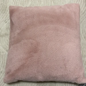 Kuddar - Två jätte fina kuddar i en ljusrosa färg, knappt använda och jätte fräscha. Kan användas som sängs dekor eller kuddar till soffan. 