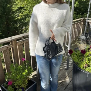 Vit stickad tröja - Säljer min mjuka stickade tröja från Zara, inga defekter 💗