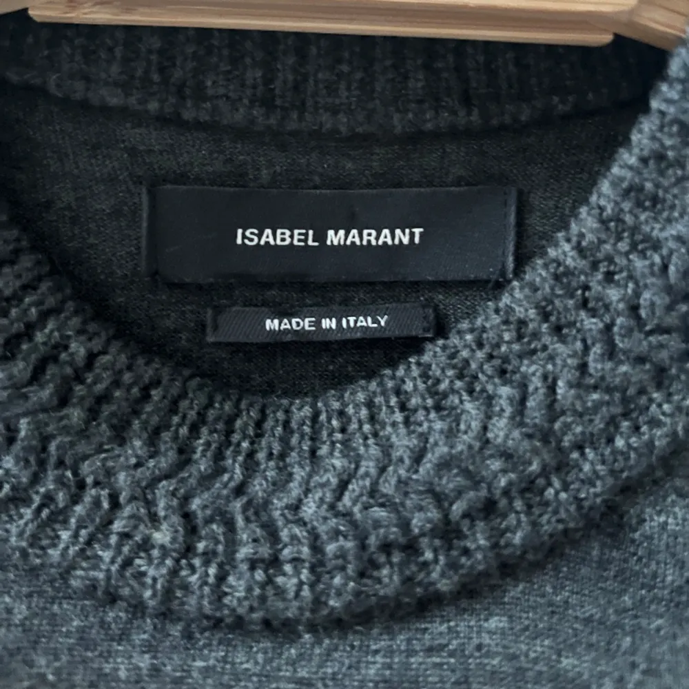 Snygg Isabel Marant tröja strl 40, men passar mig som har strl xs/s❤️‍🔥 jätte fint skick, inga defekter. Köptes för 350kr❤️‍🔥 öppen slits i ryggen och fint mönster vid halsen🌟 Kan tänka mig att gå ner i pris vid snabb affär annars tryck gärna på ”köp nu” . T-shirts.