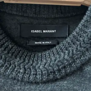 Snygg Isabel Marant tröja strl 40, men passar mig som har strl xs/s❤️‍🔥 jätte fint skick, inga defekter. Köptes för 350kr❤️‍🔥 öppen slits i ryggen och fint mönster vid halsen🌟 Kan tänka mig att gå ner i pris vid snabb affär annars tryck gärna på ”köp nu” 