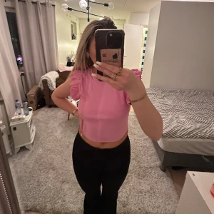 Topp - Supersöt topp från Zara, säljer då den inte kommer till användning. Storlek L men liten i storleken, jag har vanligtvis S.