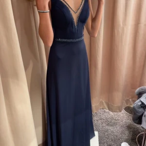 Balklänning - Säljer nu min balklänning använd endast 1 gång, säljer för 2000 köpt på Lily brud och fest för 3600kr 