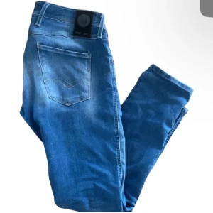 Replay anbass slim fit jeans - Säljer dessa otroligt fräscha replay anbass jeans. Skick 9/10. Bör passa dig runt 174-184. Pris kan diskuteras vid snabb affär. Hör av er vid frågor/funderingar👍