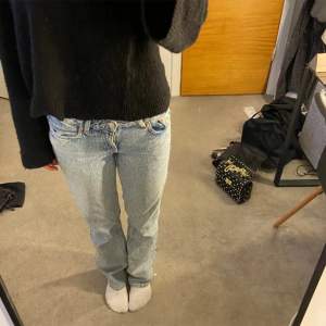 Supersnygga low waist jeans från weekday. Modell: Arrow low straight jeans. Är 173cm och de passar mig perfekt i längd. 