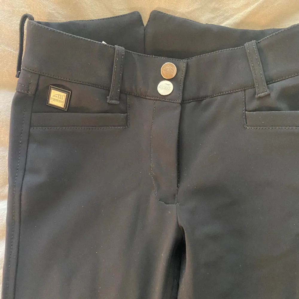 Super fina ridbyxor som inte kommer till användning, finns ett litet hål vid bakre delen på byxorna( kom privat för bild) annars är dem super fina 😊. Jeans & Byxor.