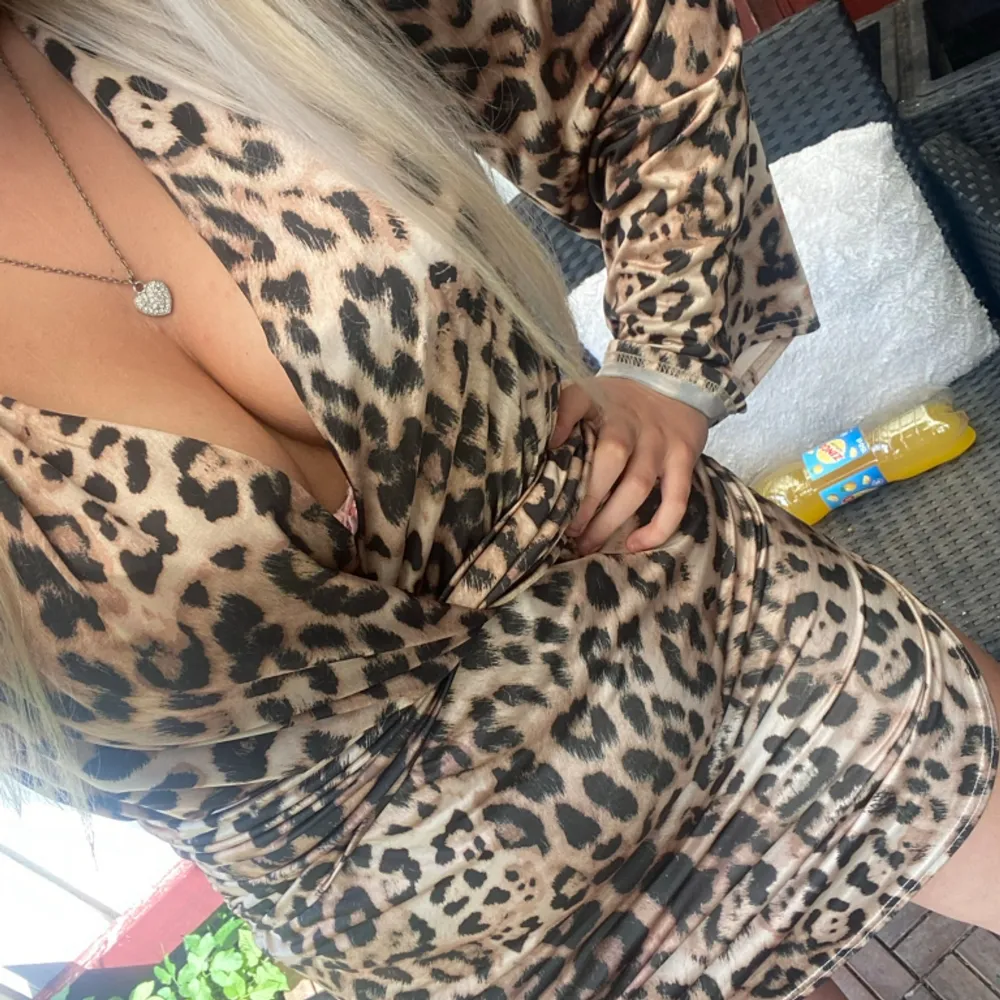 Leopard klänning, fint skick . Klänningar.