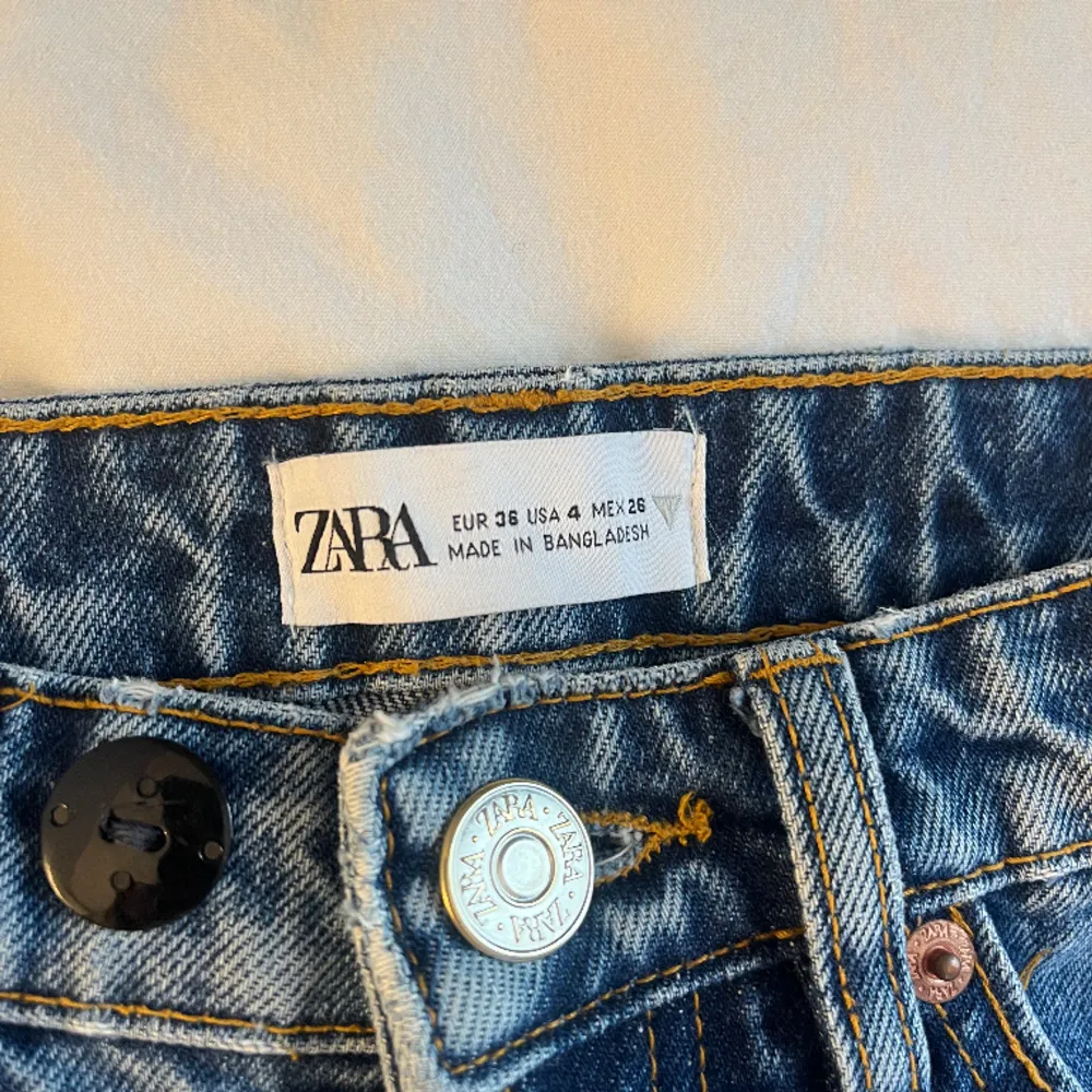 Supersnygga byxor från Zara som tyvärr inte används längre. Skulle säga att de är midwaist! Har sytt dit en extra knapp men den går att ta bort!💕. Jeans & Byxor.