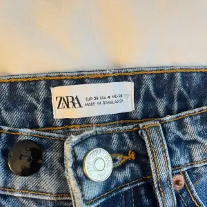 Supersnygga byxor från Zara som tyvärr inte används längre. Skulle säga att de är midwaist! Har sytt dit en extra knapp men den går att ta bort!💕