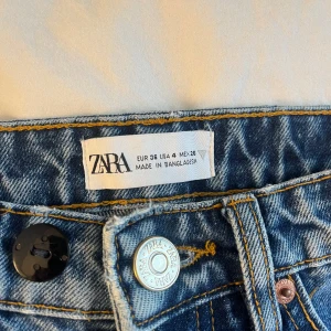 ZARA midwaist jeans  - Supersnygga byxor från Zara som tyvärr inte används längre. Skulle säga att de är midwaist! Har sytt dit en extra knapp men den går att ta bort!💕