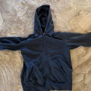 Säljer nu min uniqlo zip hoodie pga att det har blivit för liten. Använd några gånger 9/10 skick