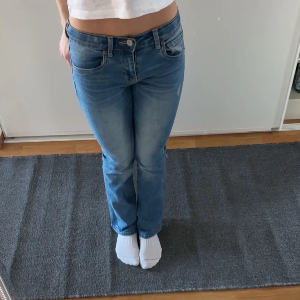 Stretchiga Levis jeans i storlek 14, 715 bootcut. Jag är 159 cm lång så de är lite små för mig men sitter ändå jätte fint💗. Jeans & Byxor.