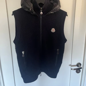 Monclair cardigan väst - Moncler cardigan väst i gott skick, Storlek s och passar perfekt över en T-shirt en liten kallare sommardag. Jag har vanligtvis M men den har passat mig bra. Den är marinblå och svart.