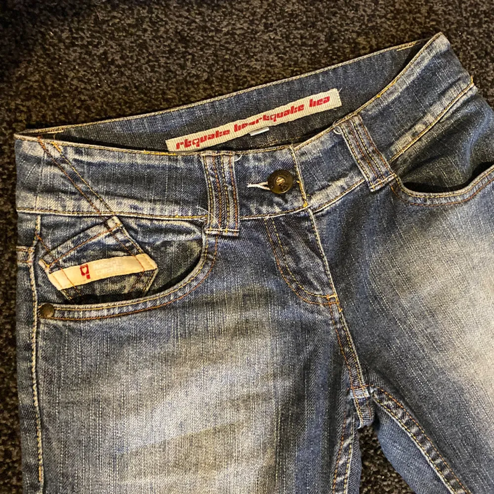 snygga utsvängda jeans som är lågmidjade. är i barnstorlek 164, men passar till den som har storlek xs/s  skulle dock nog säga att de passar perfekt för de som är 150-160cm. Jeans & Byxor.