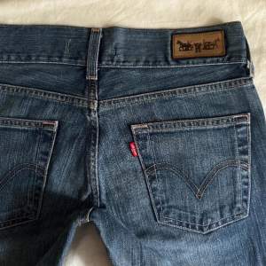 lågmidjade bootcut och riktig jeans material💞 midja 37 och innerbenslängd 77. kontakta vid frågor💗💗 