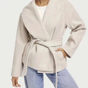 Beige kappa - Skit snygg beige kappa med skärp från Vero Moda, inga defekter. Nypris ligger på 799. Lägg gärna prisförslag, priset kan diskuteras 💗