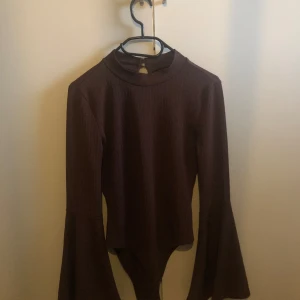 Brun bodysuit tröja 💕💋 - Säljer denna bodysuit i storlek S men passar också M! (Den är väldigt stretchig).  Armarna är tillräckligt långa (passar mig som är ca 174cm)  Vid behov av mer bilder, skriv gärna! 💗💗🫶🏽 