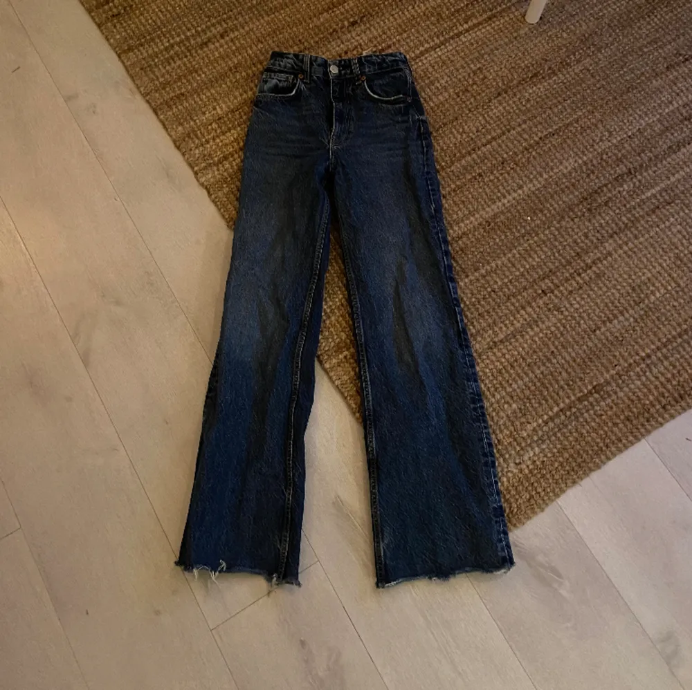 Mörkblå zara jeans i st 34 Väldigt fint skick. Jeans & Byxor.