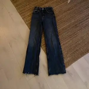 Mörkblå zara jeans i st 34 Väldigt fint skick