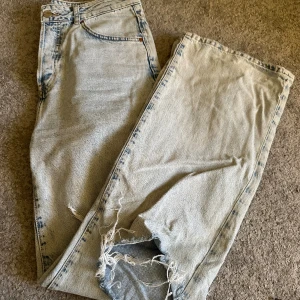 Bik bok jenas - Regluar Wide jeans med hål i knäna Bik bok Never demin  Storlek: Waist: 32 Length: 32 Använda men inget trasigt 