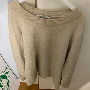 stickad tröja - snygg beige stickad tröja i väldigt bra skick🙌 Storlek L ifrån NAKD 