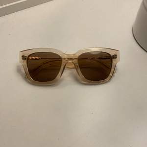 Snygga solglasögon som jag använde förra sommaren 🥰 några repor på glaset men inget som syns vid användning