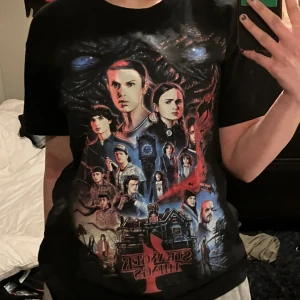 Stranger Things tshirt  - knappt använd t-shirt med stranger things tryck! Har använt som sovtröja mest så är i bra skick :)