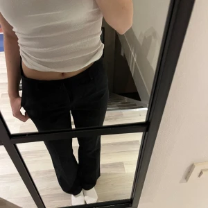 Bikbok kostymbyxor  - Ett par kostymbyxor i modell Vilma från Bikbok! Säljer då de tyvärr är lite för stora 💕Nypris 499:-