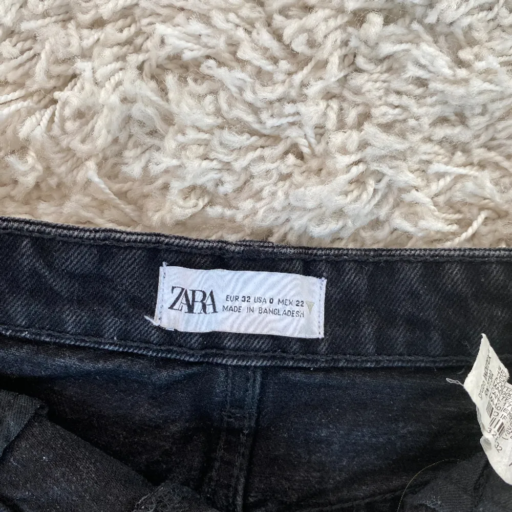 Säljer dessa zara jeans shorts i storlek xs/32🩷 jag köpte dem här på plick för ca 1 år sedan, de är använda men i gott skick🩷 säljer dem pga att de är för små🩷pris kan diskuteras . Shorts.