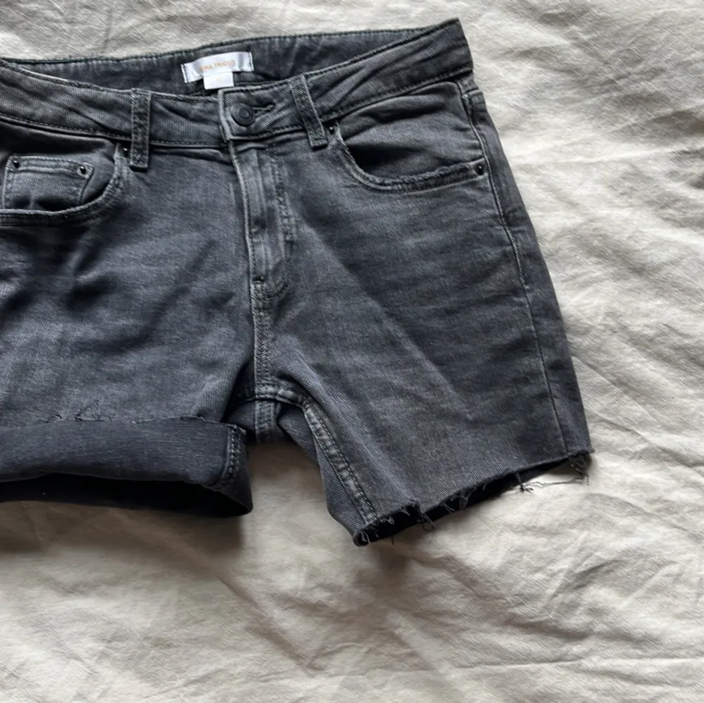 Mörk gråa shorts. Vik själv hur korta du vill att de ska vara. Dunder bra till varmaste tider . Shorts.