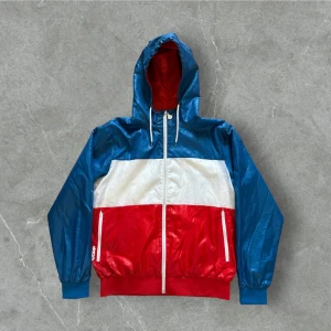 Vintage WARP vårjacka - Färgglad nostalgisk 2000-tals tunnare jacka i fint skick. Märket är WARP och storleken L men passar som M. Någon liten missfärg vid nåt ställe på det vita men det syns verkligen typ inte då det smälter in i det vita. Annars knappt använd.