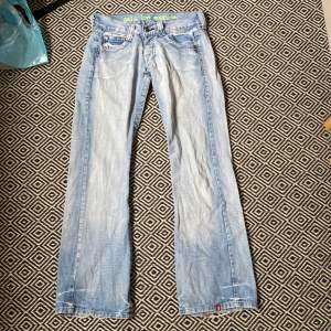 Snygga flared jeans i väldigt bra skick, har bara användt de ett par gånger. Midjevidden är 36 cm och innerbenslängden är 80 cm.