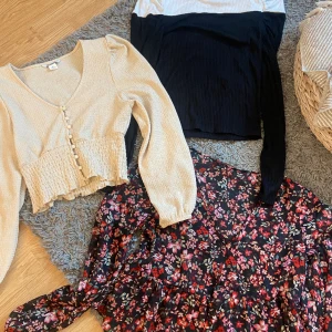 3-pack blusar - 3 stycken blusar för 149kr❤️  Beiga = XXS Blommiga = S Svart och vita = S