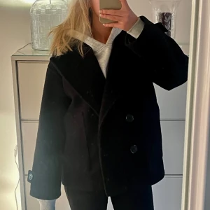 Svart kappa - Säljer denna svarta kappa från Design by si, kommer aldrig till användning då jag har en liknande. Storlek M/L men passar mig som vanligtvis har 36