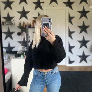Stickad tröja  - Säljer min fina stickade tröja ifrån Gina tricot💞 Inte jätte använd så inga defekter o jag säljer pga att jag inte kommer få användning av den💗skriv gärna för funderingar mm