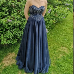 Balklänning - Balklänning från www.diin.no knappt använd. Passar bra i längd till mig som är 172cm.  Str. 30 men passar allt från xs-m då det är snöring. Pris ej hugget i sten. Hör av dig vid frågor och fler bilder