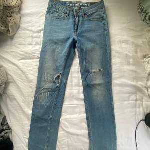 Super fina håliga jeans i storlek W26. Använda fåtal gånger💞