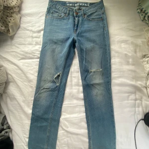 Lågmidjade jeans - Super fina håliga jeans i storlek W26. Använda fåtal gånger💞