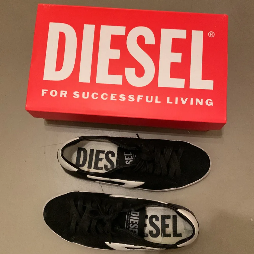Säljer mina diesel skor i storlek 42 för 950kr dem är endast använda 3 gånger och är i väldigt bra skick. Om du undrar något är det bara att fråga :). Skor.