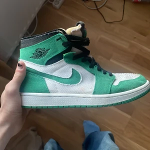 Jordans 1 air high stadium green - Köpte dessa skor för tre år sedan har inte använt dom en endaste gång. Riktigt bekväma skor i storlek 43 och vill bli av med dom så kan diskutera pris vid snabb handling 