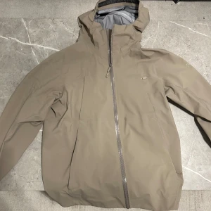 Arc’teryx Jacka - Arc’teryx Fraser Jacket - Nypris 4500kr Perfekt regnjacka, är man ute efter en bra regnjacka så hittar man inte bättre än Arc’teryx med deras fantastiska Gore-Tex och kvalitét. Endast använd ett fåtal gånger så är i toppskick 
