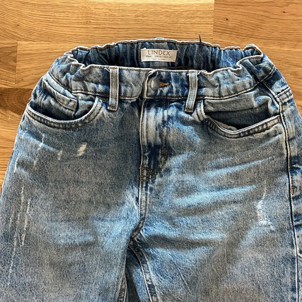 Det är ett par snygga ljusblåa jeans som används i cirka en månad. Inga tecken på att dom är använda. Skicka till mig om du har frågor.. Jeans & Byxor.