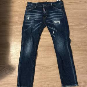 Helt nya blåa dsquared2 jeans storlek 52 påse och lappar medföljer 