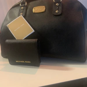 Mickel kors väska - Mycket bra skick plånbok är aldrig andvänt väskan är andvänd 3 gånger så säljer båda två båda är äkta plånbok och väskan 