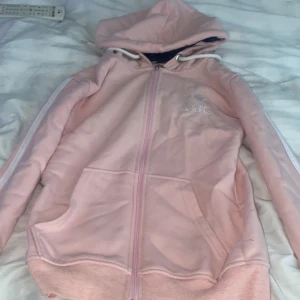 Adidas kofta  - Jätte söt kofta från adidas. Nyskick 