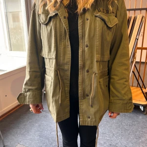 Polo Ralph Loren jacka  - Säljer nu min skit snygga mörk gröna jeans Ralph Loren jacka, knappt använd bara ett fåtal gånger. Nypris 4599  Pris kan diskuteras 